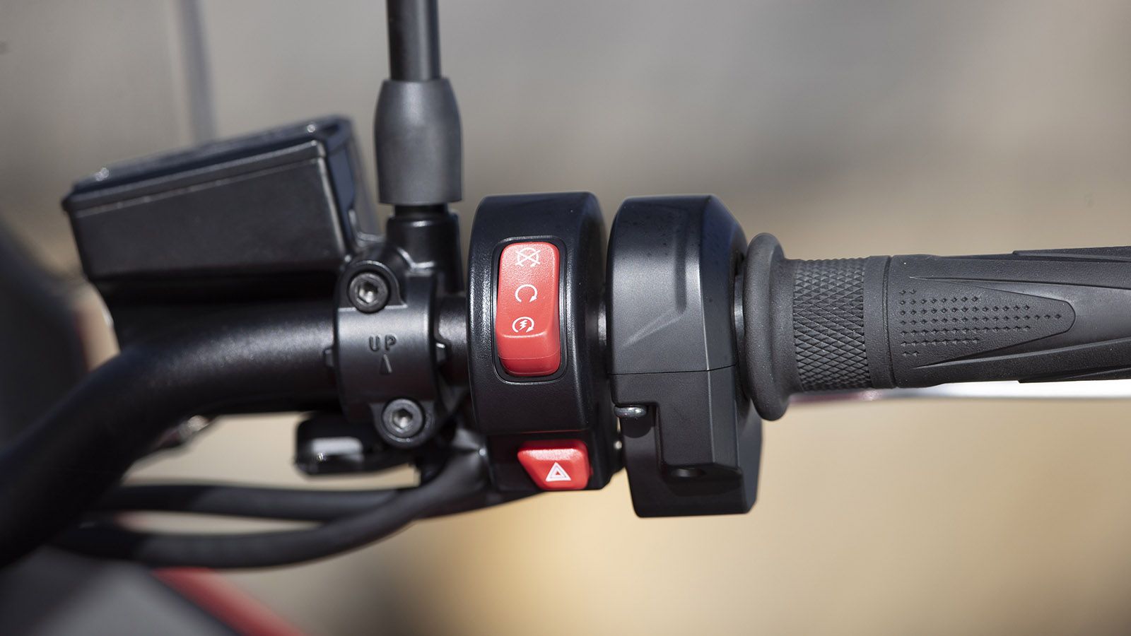 Τα πλήκτρα και οι διακόπτες: Η αίσθηση τους είναι πολύ υψηλού επιπέδου, όπως και η ποιότητα τους. Κέντρο επιχειρήσεων, τα πλήκτρα βελών στο αριστερό γ