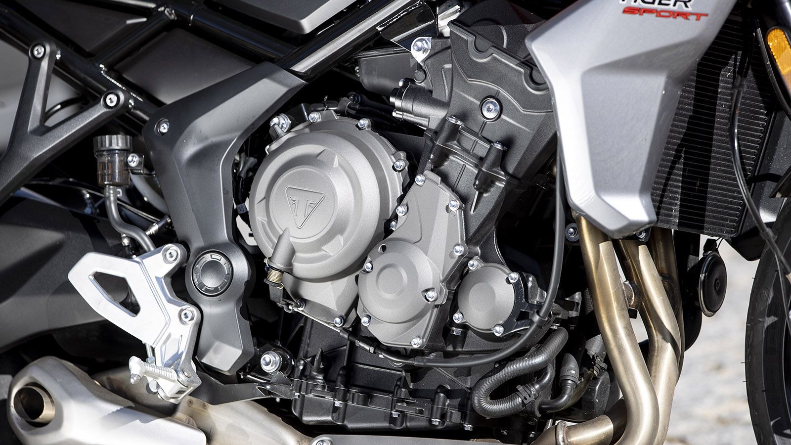 Vantage point: Ο τρικύλινδρος κινητήρας στέκεται μόνος του απέναντι σε δικύλινδρα, ενώ με 81 ίππους είναι ο ισχυρότερος της κατηγορίας. Χαρακτηριστικό