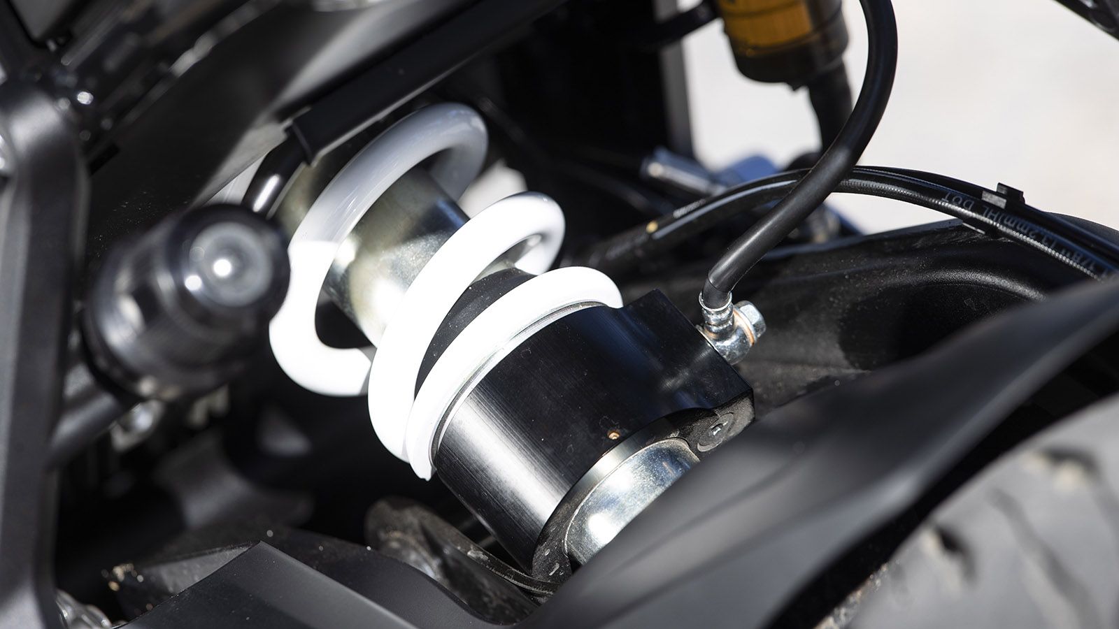 Το πίσω αμορτισέρ ρυθμίζεται ως προς την προφόρτιση, του διπλής σταθεράς ελατηρίου του. 