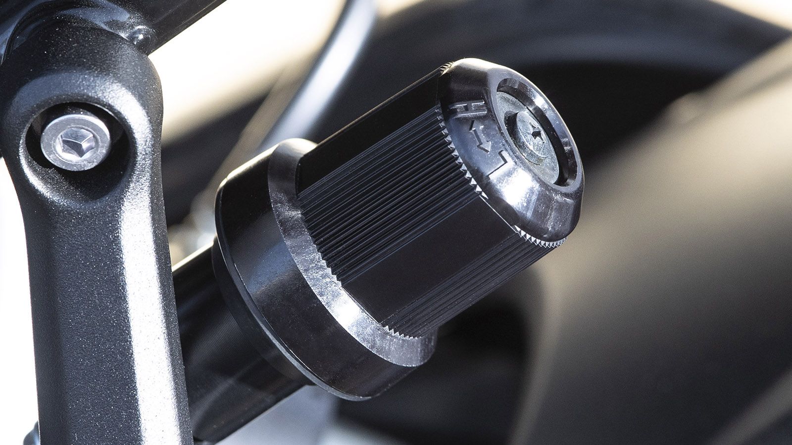 Αυτό είναι το χειριστήριο ρύθμισης της προφόρτισης του αμορτισέρ. Απλά και γρήγορα. 