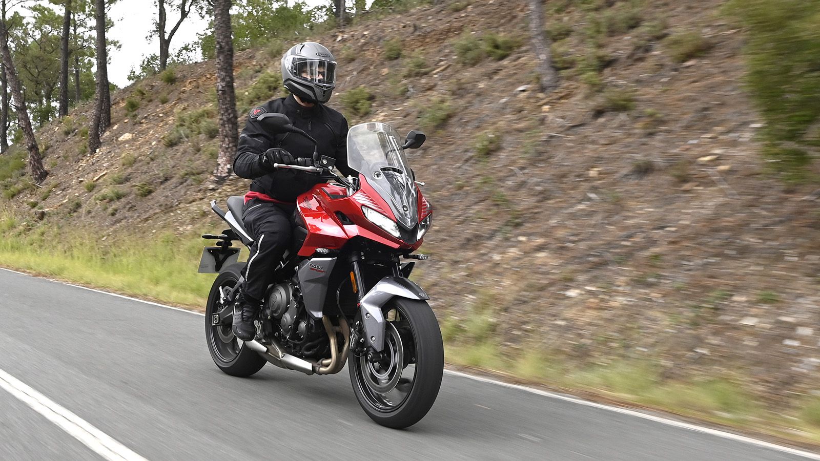 Σε τουριστικούς ρυθμούς προτάσσει υψηλή ποιότητα κύλισης και σταθερότητα. 