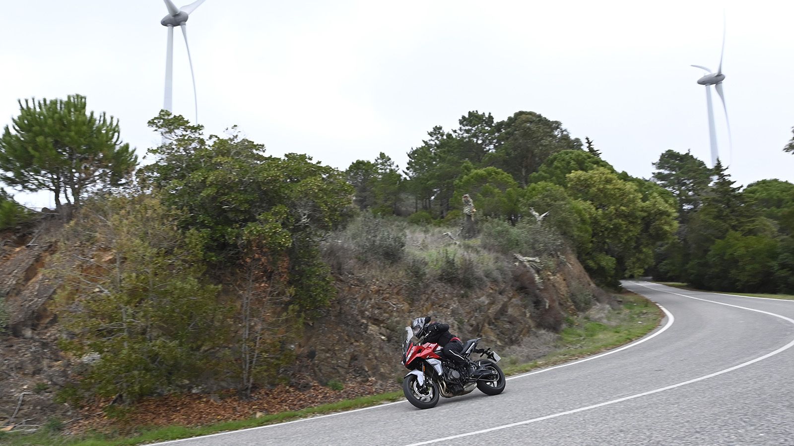 Μοτοσυκλέτα που διψά για δρόμο, κατά προτίμηση μεικτό επαρχιακό-εθνικό, για να ξεδιπλώσει κάθε πτυχή του χαρακτήρα της. 