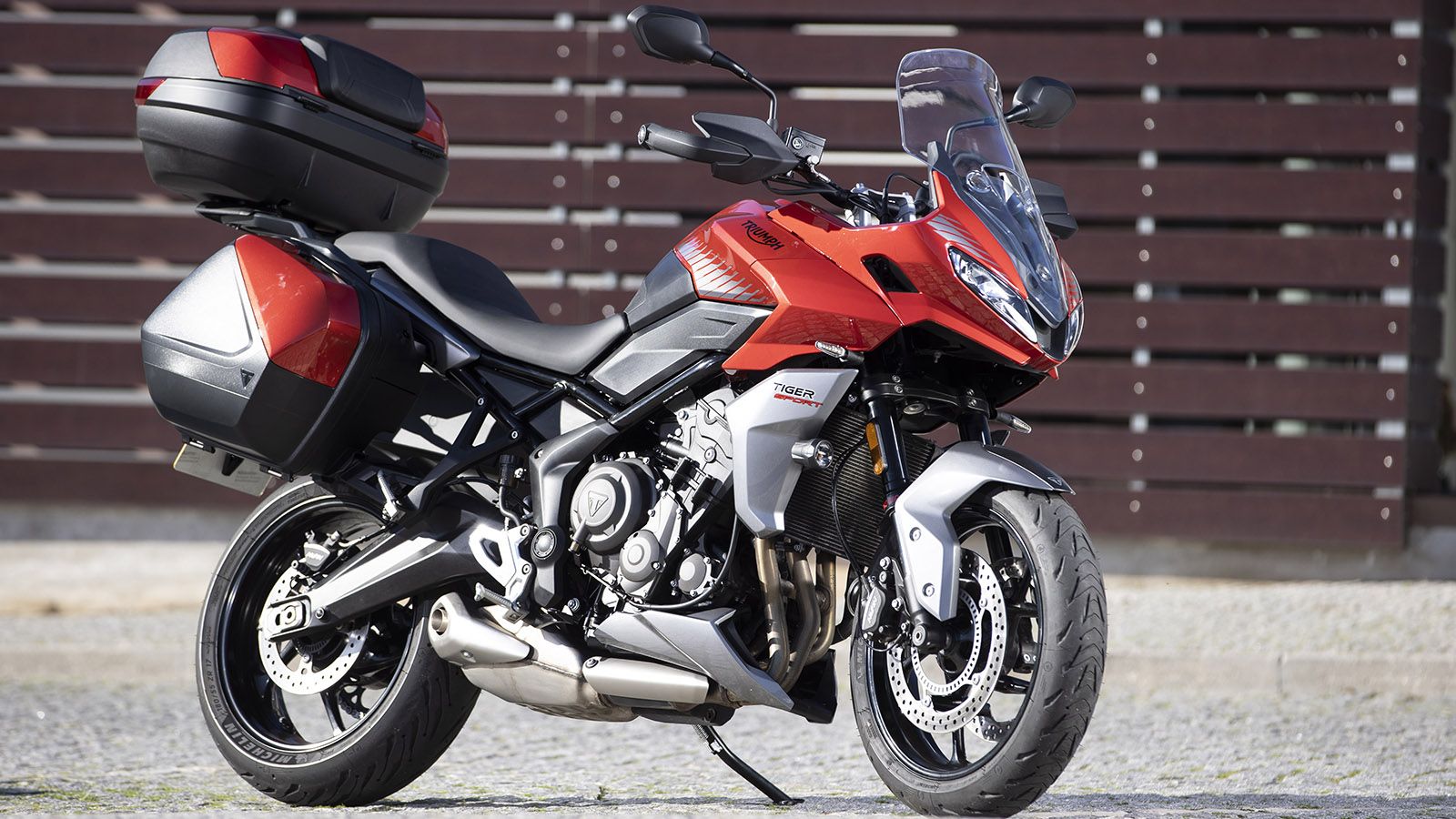 Μια full extra Tiger Sport 660. Βλέπουμε την επιλογή του τριβάλιτσου, αλλά και προβολείς ομίχλης, χούφτες κ.ά.
