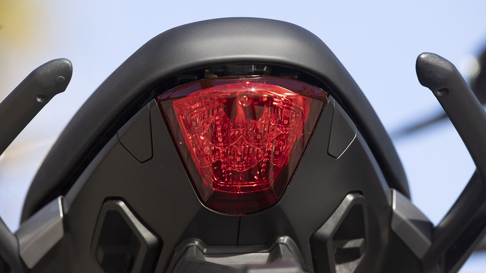 Το πίσω φωτιστικό σώμα του μοντέλου: Διακρίνονται και οι λαβές συνεπιβάτη. 