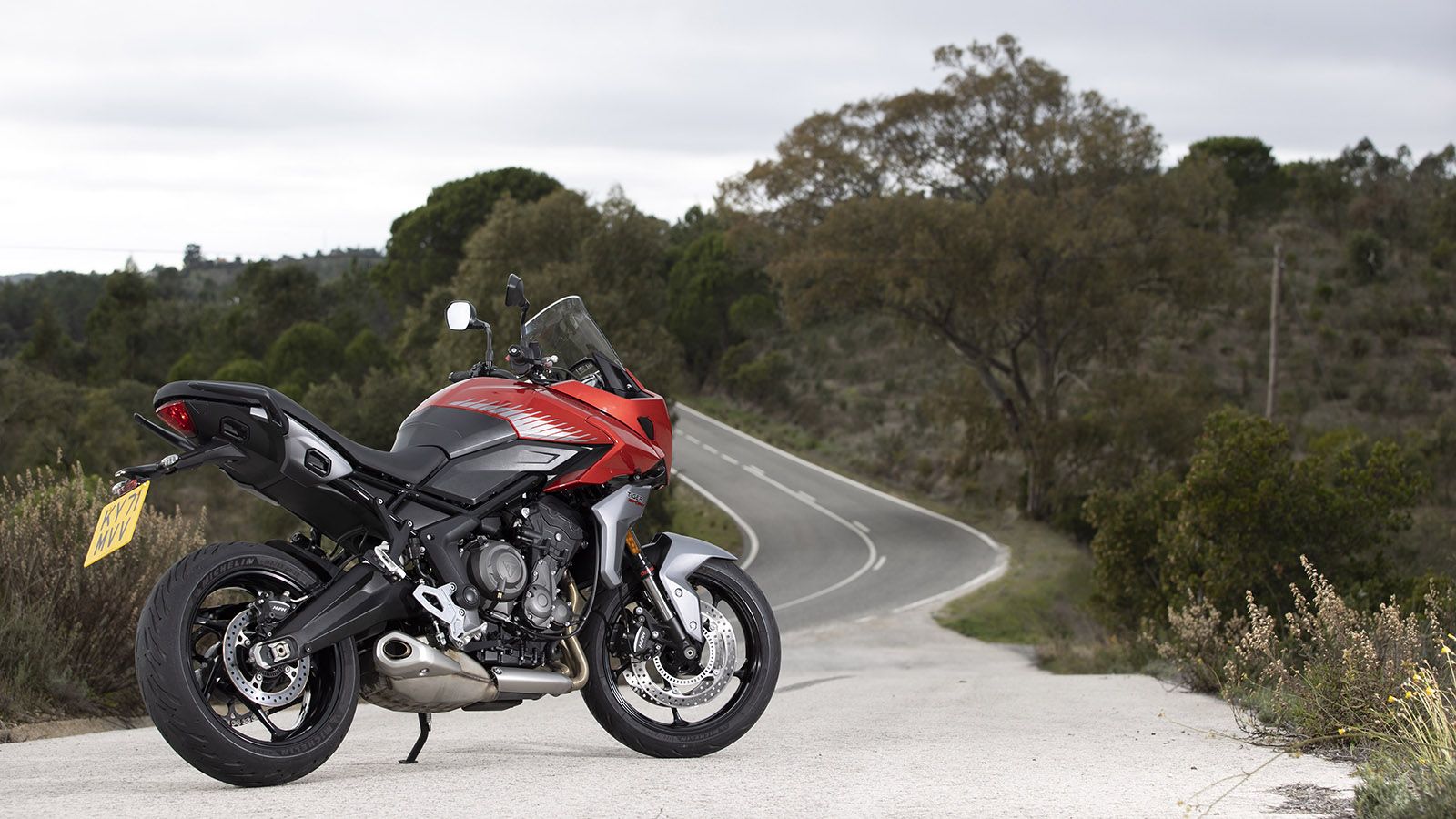 Ακόμη και από την πίσω όψη, η σχεδίαση του Tiger Sport 660 είναι ελκυστική. 