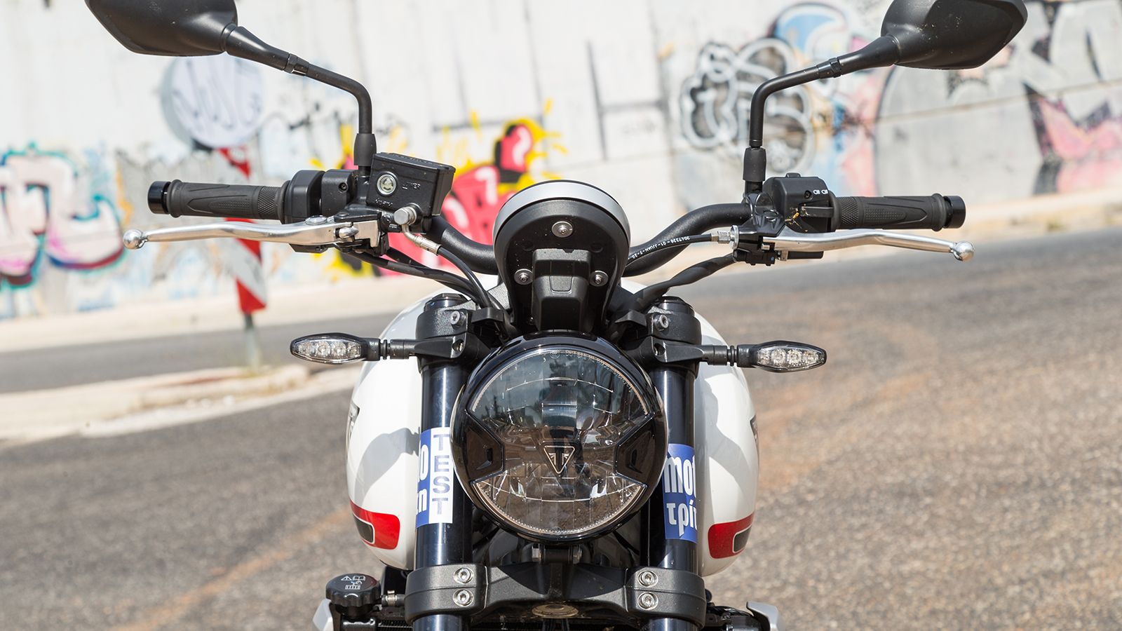 Κλασσικός στην όψη αλλά Led ο μπροστινός προβολέας, όπως και όλα τα φωτιστικά σώματα της μοτοσυκλέτας.