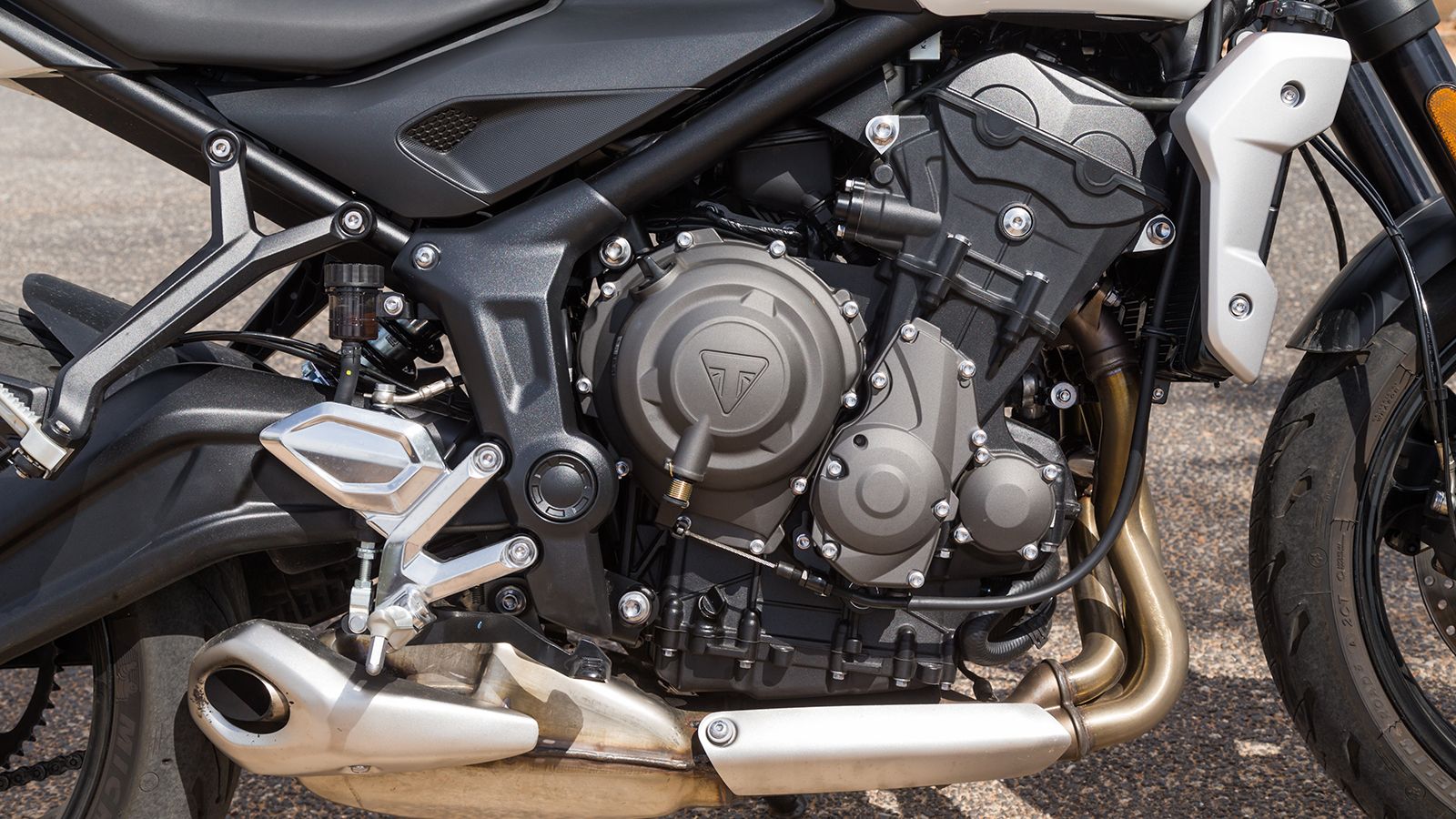 O κυβισμός του τρικύλινδρου κινητήρα ανέρχεται στα 660 κυβικά και η απόδοσή του αγγίζει τους 80 ίππους στις 10.250 σ.α.λ . Χαρακτηρίζεται από τη ροπάτ