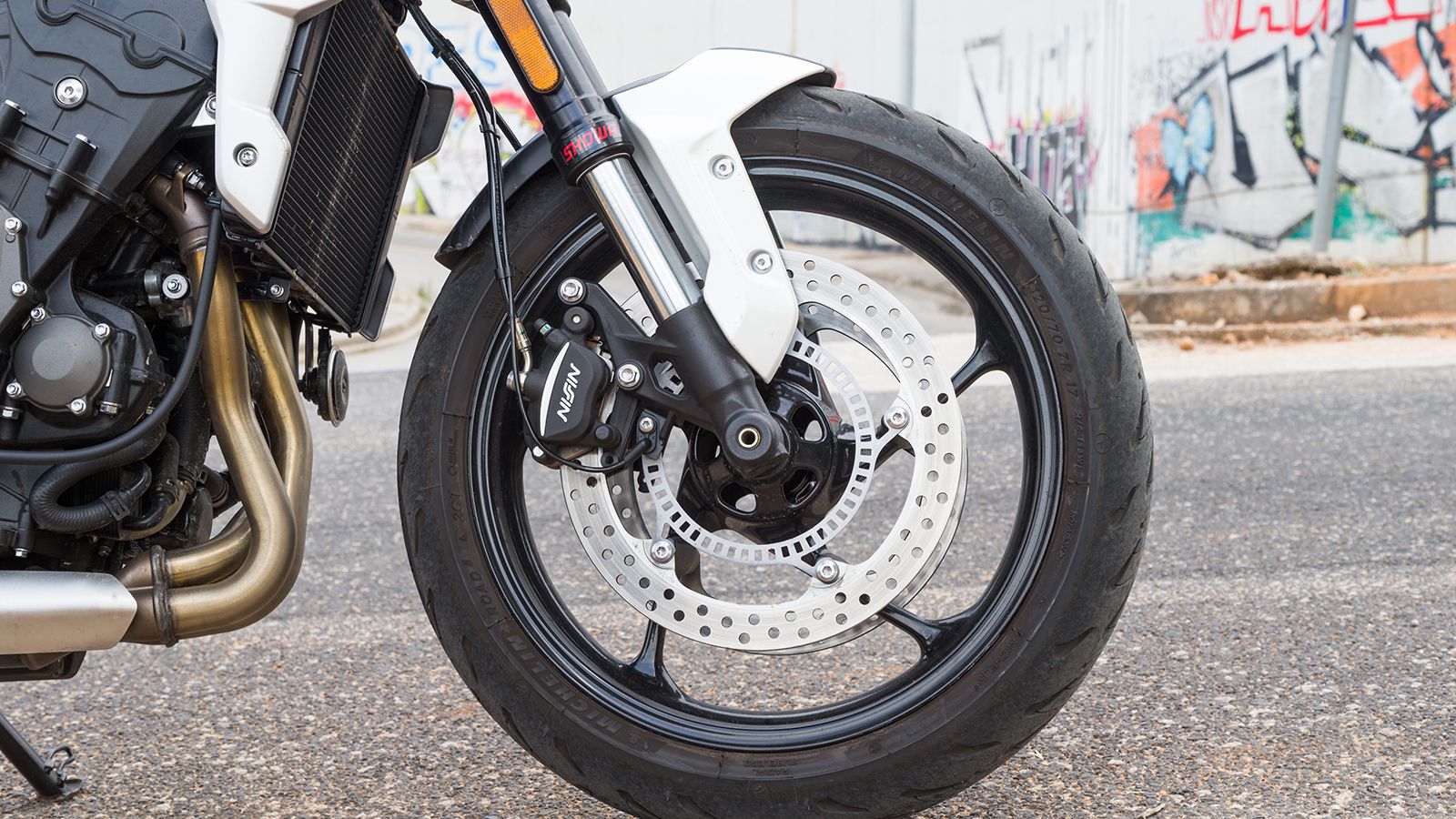 Οι δαγκάνες της Nissin μπορεί να μην εντυπωσιάζουν οπτικά, έχουν όμως την απαραίτητη δύναμη αλλά και ισχυρό αρχικό δάγκωμα.