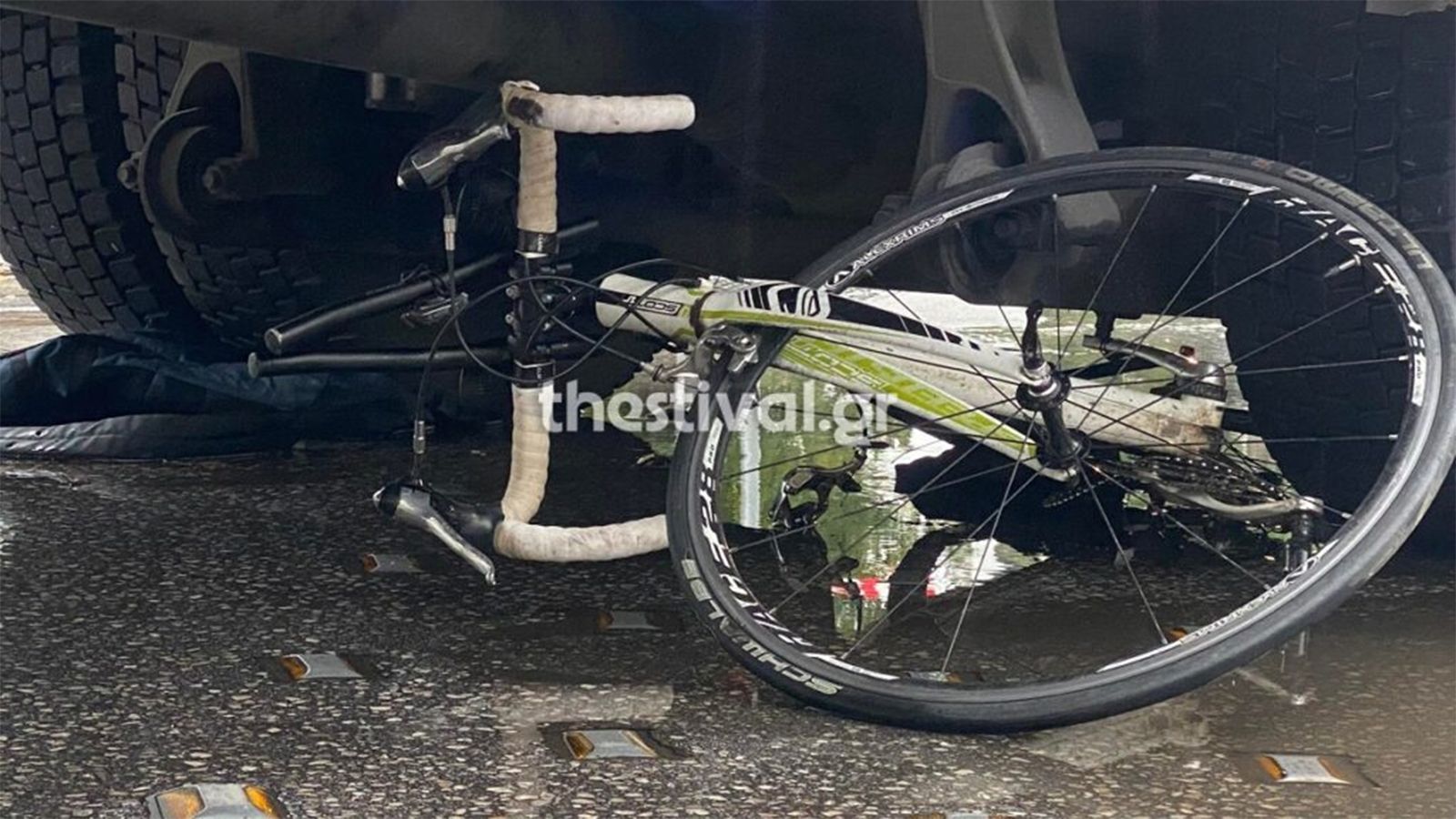 Φωτογραφία από το σημείο του δυστυχήματος (φωτογραφία: Thestival)