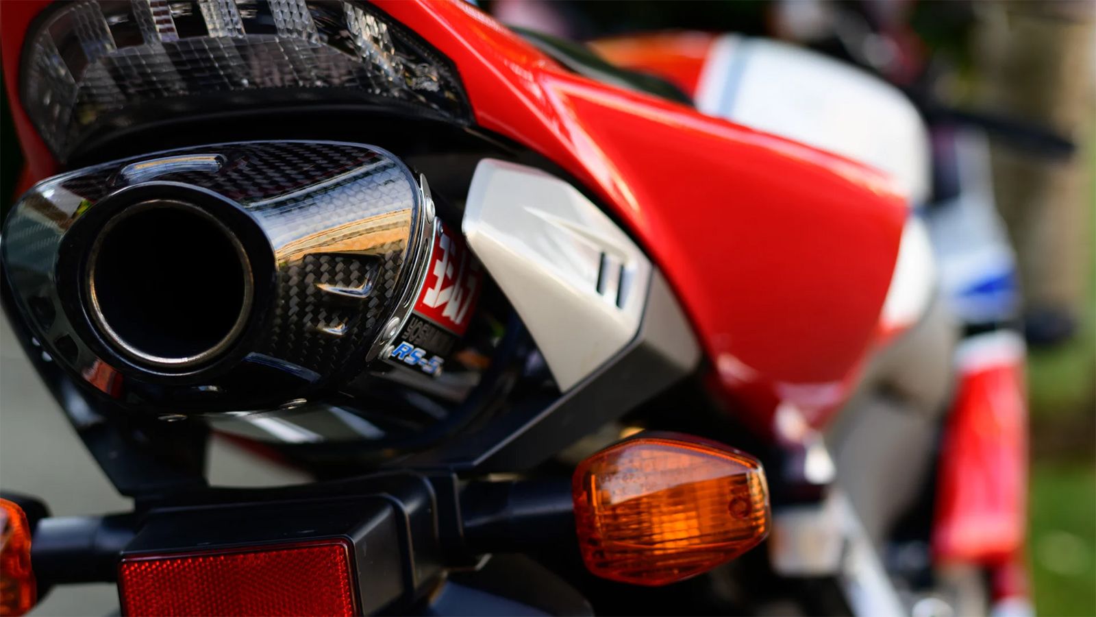 Η εξάτμιση μιας Honda CBR 1000RR, εποχής 2005-2007. 