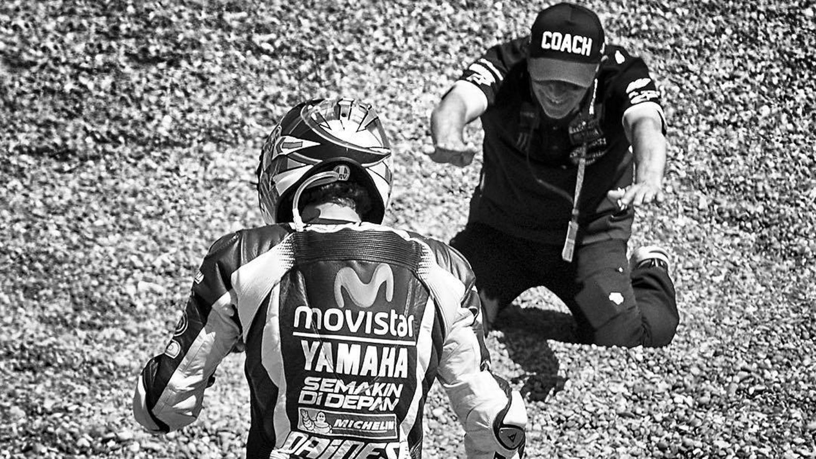 Ο Luca Cadalora τρεις φορές παγκόσμιος πρωταθλητής και οκτώ φορές νικητής στα 500, δεύτερος στην βαθμολογία πίσω από τον Doohan το 1994 δείχνει τον σε