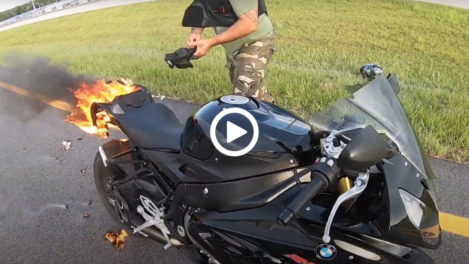 VIDEO: Μοτοσυκλέτα πιάνει φωτιά από το πουθενά