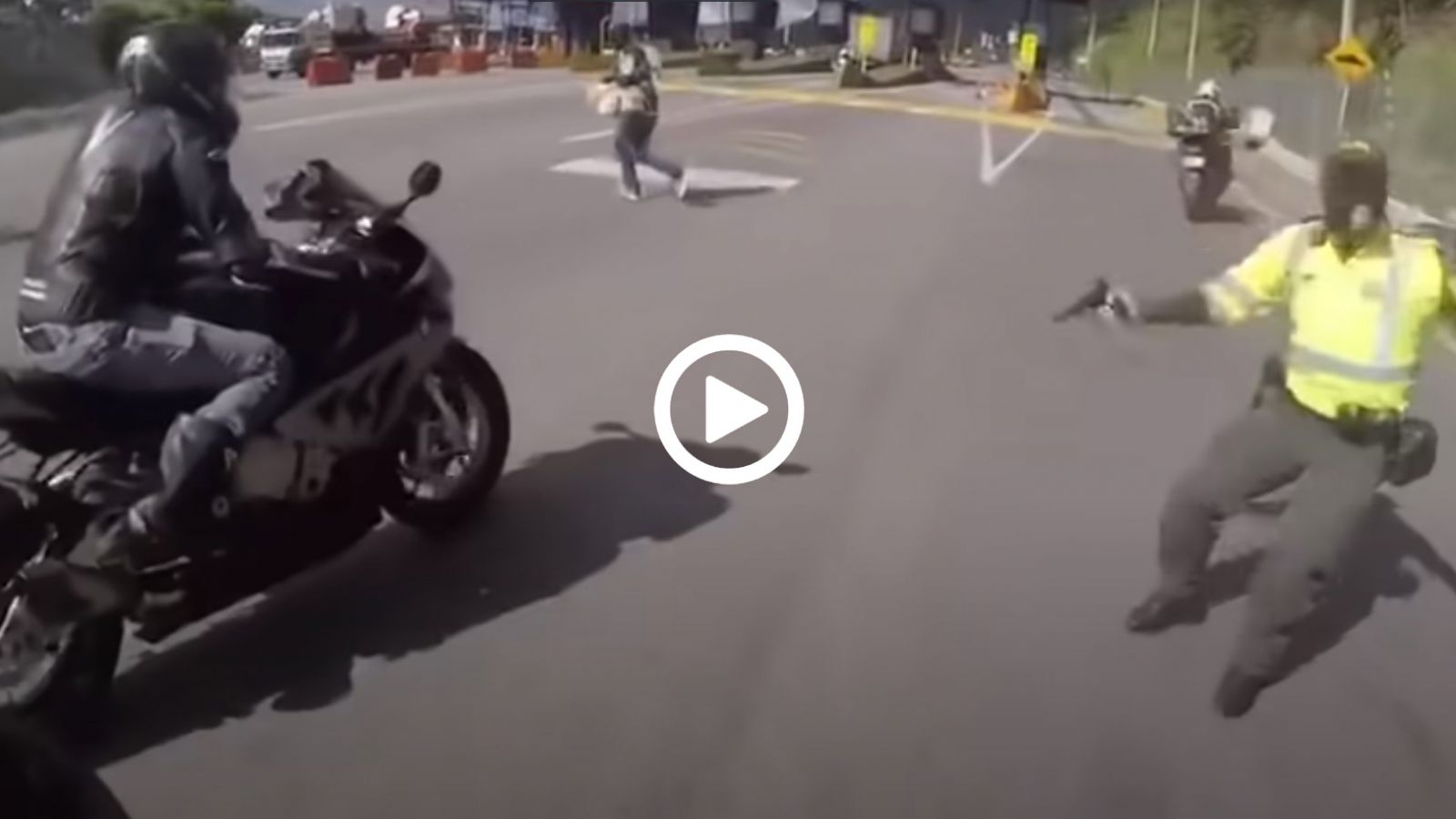 VIDEO: Αναβάτες ξεφεύγουν από μπλόκο με το όπλο να τους σημαδεύει