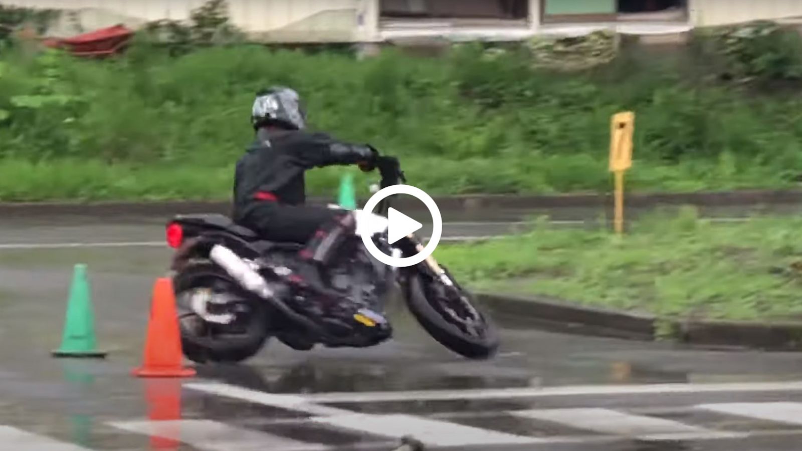 Ασύλληπτο gymkhana στη βροχή