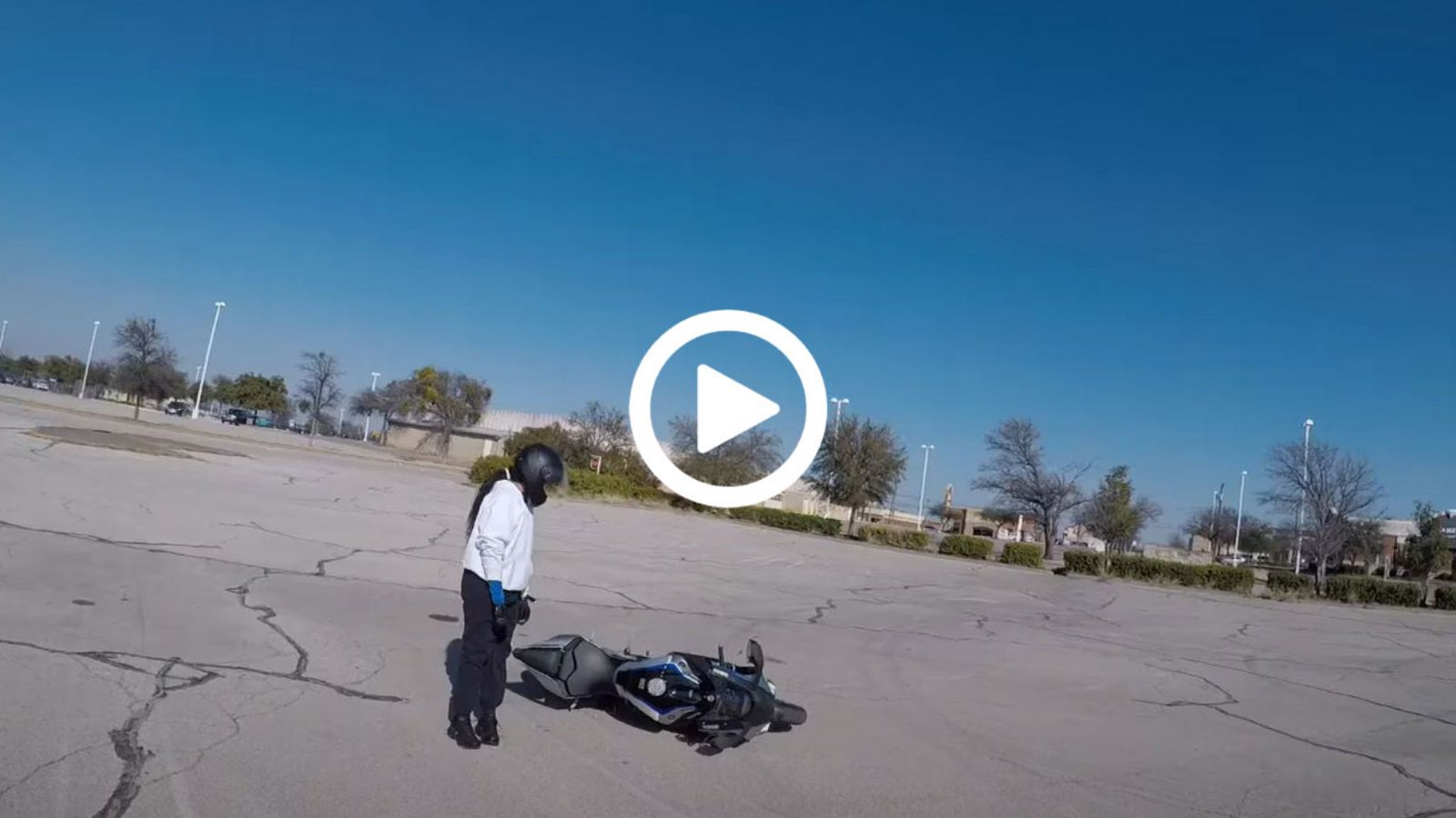 Μαθητευόμενη ρίχνει κάτω Yamaha R1 M