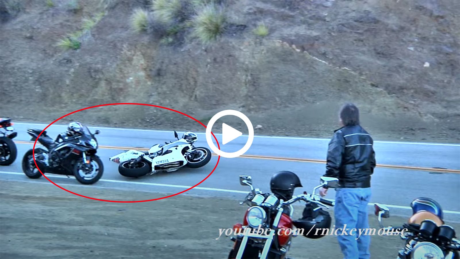 VIDEO: Αναβάτης πάει να ξύσει γόνατο, πέφτει πάνω σε παρκαρισμένα