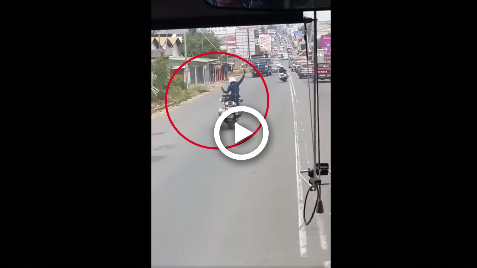 VIDEO: Αστυνομικός κάνει «επίδειξη» ικανοτήτων χωρίς χέρια!