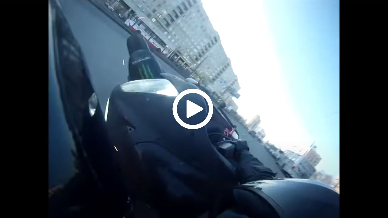 VIDEO: Υπερδραστήριος Ρώσος την πατάει στις γραμμές του τραμ