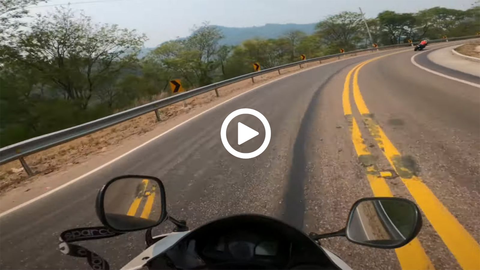 VIDEO: CBR600RR σε επιθετικό φλερτ με την μπαριέρα!