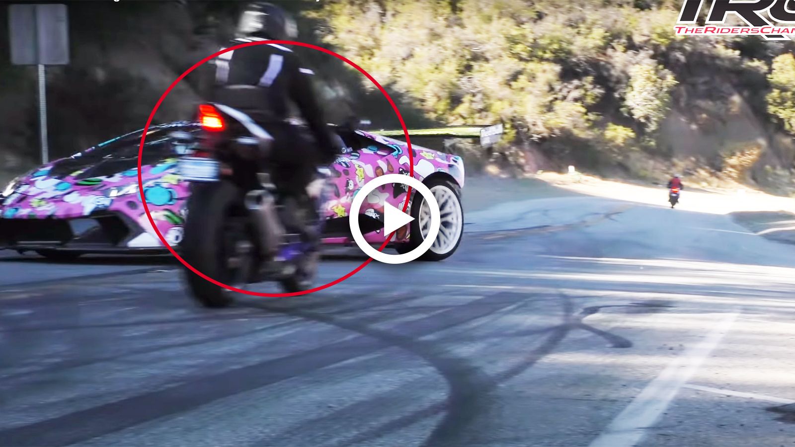 VIDEO: Οδηγός Lamborghini παραλίγο «κόβει» μοτοσυκλετιστή