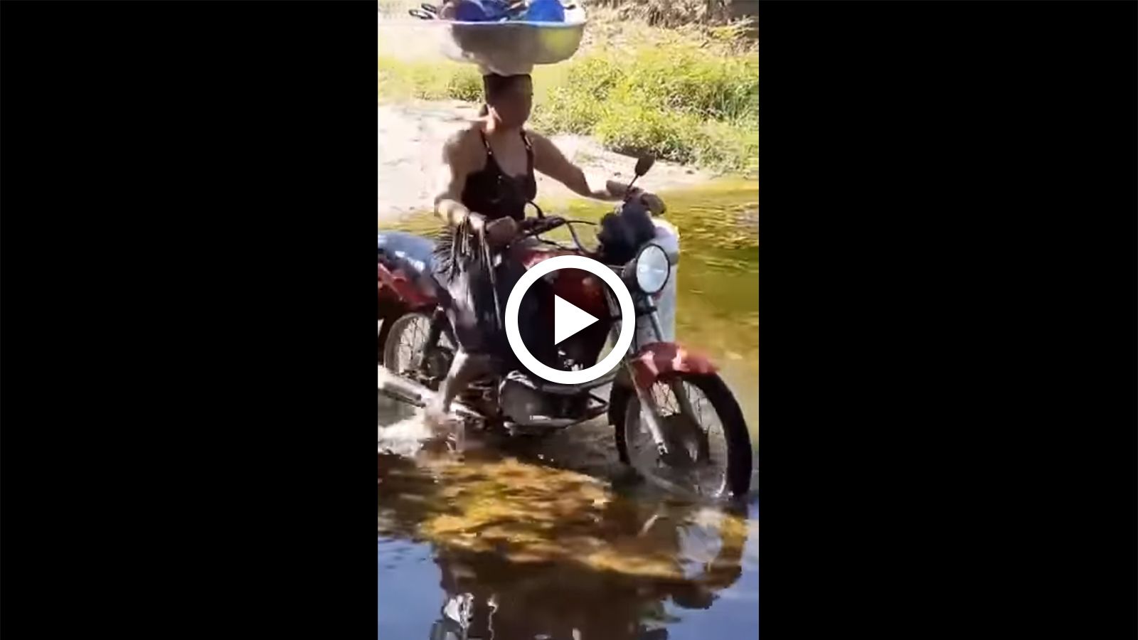 VIDEO: Όταν οδηγάς με μία... σκάφη για κράνος!