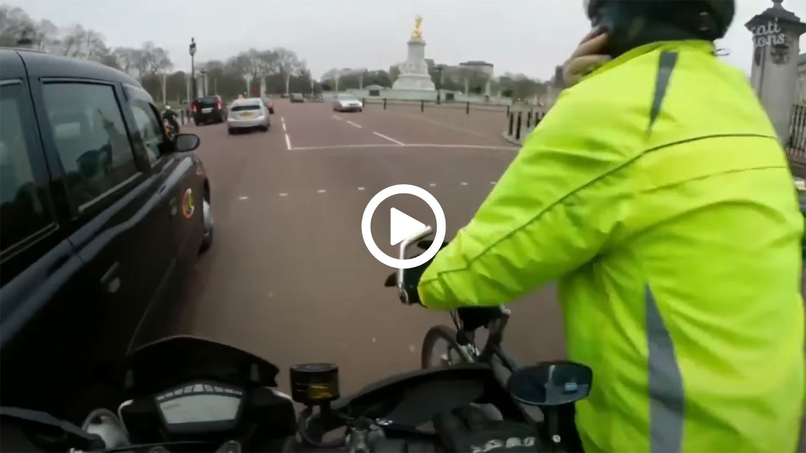 VIDEO: Αναβάτης ρίχνει ποδηλάτη και ζητάει και τα ρέστα