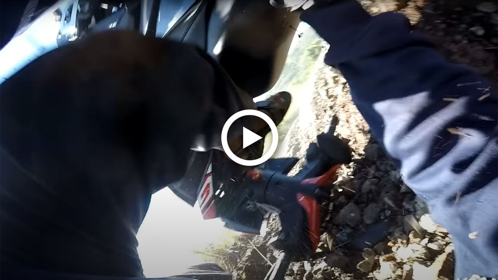 VIDEO: Απίστευτη πτώση με παπί, με απίστευτη κατάληξη