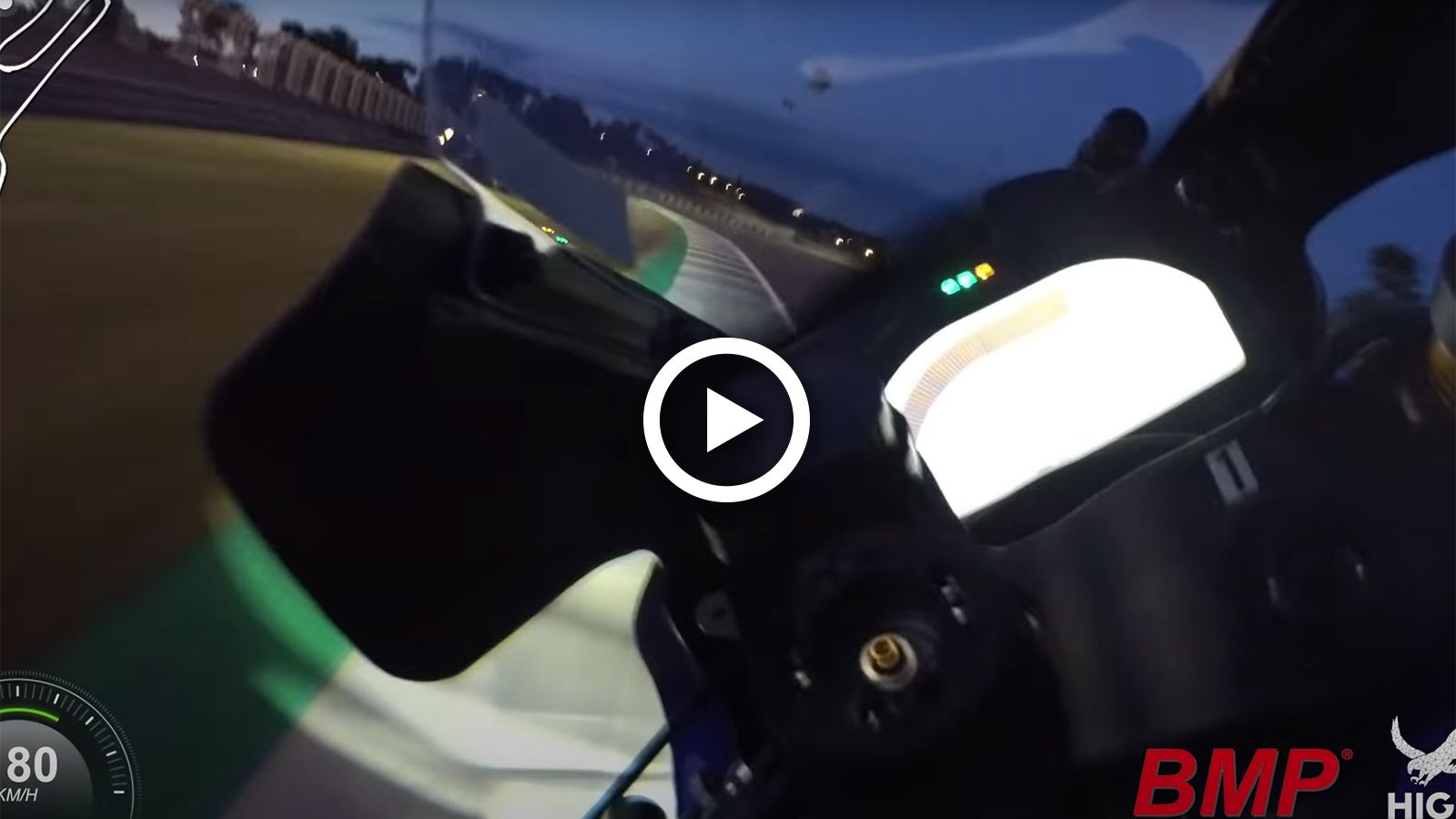 VIDEO: Έτσι είναι να οδηγείς μοτοσυκλέτα στην πίστα το βράδυ!