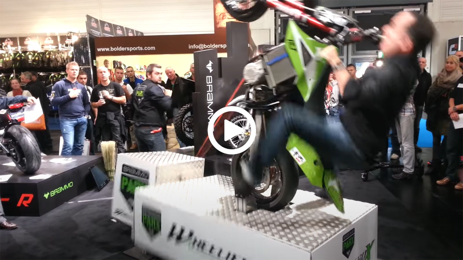 VIDEO: Έφαγε τούμπα από... μηχάνημα σούζας!