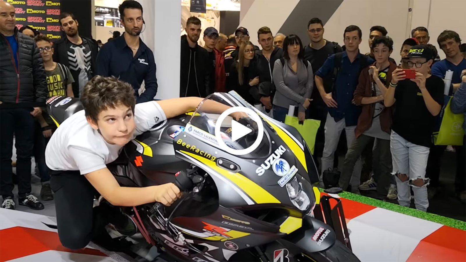 VIDEO: Μικρός «οδηγεί» μοτοσυκλέτα και ντροπιάζει μεγάλους!