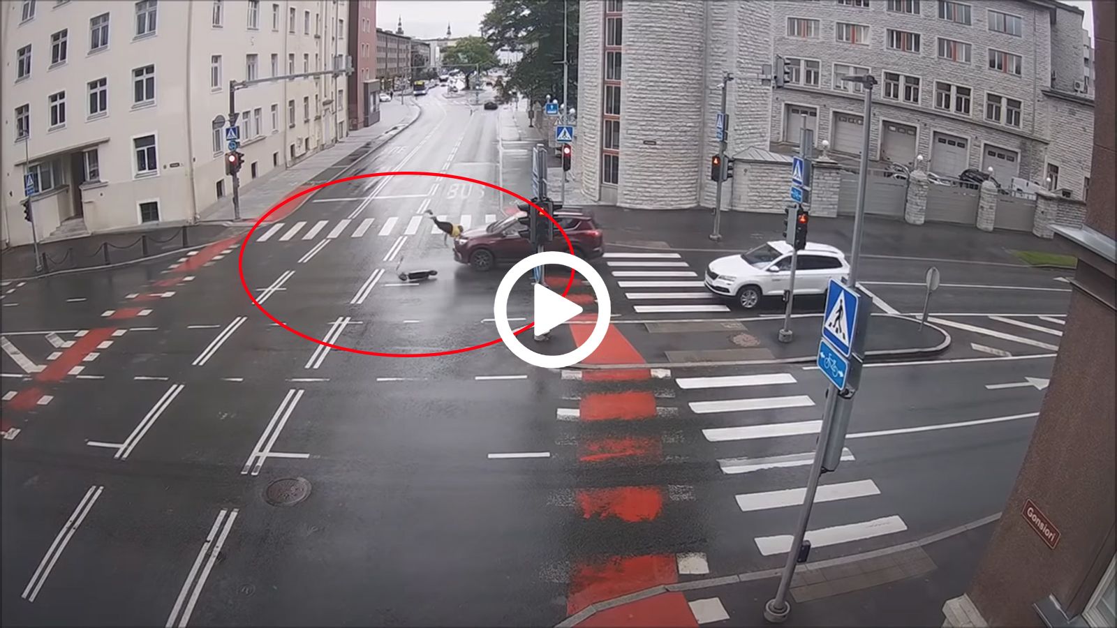 VIDEO: Ηλεκτρικό πατίνι τρακάρει σφοδρά με αυτοκίνητο