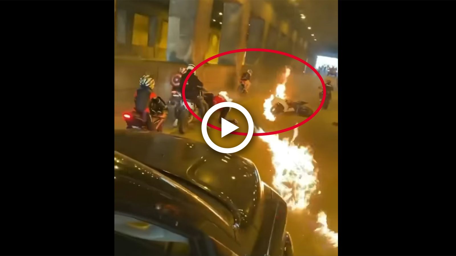 VIDEO: Τρομερό ατύχημα σε μοτομάζωξη – Πήρε φωτιά ο αναβάτης