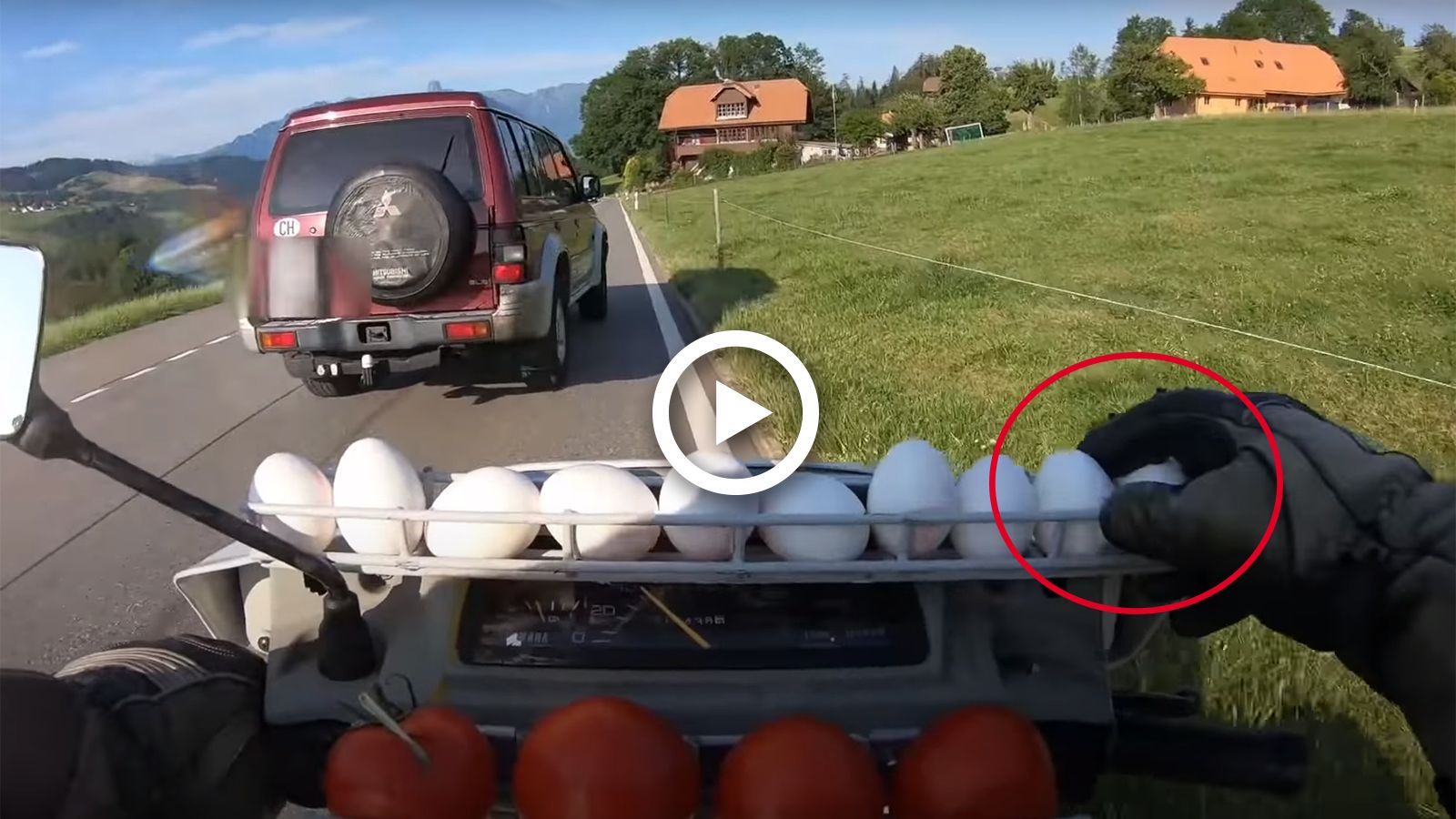 VIDEO: Πέταξε αυγό στον οδηγό που τον «έκοψε»!