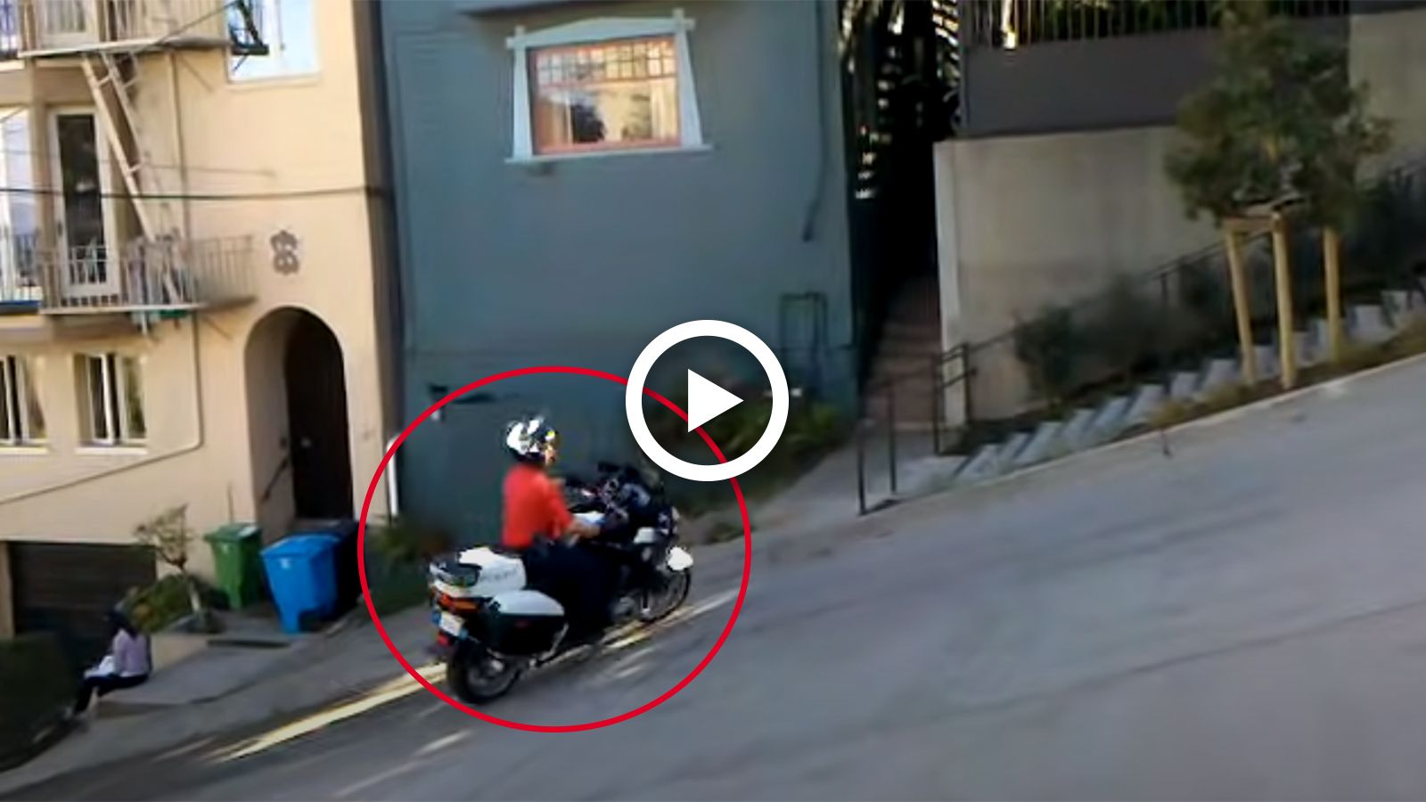 VIDEO: Χεράς αστυνομικός κάνει την «αδύνατη» αναστροφή