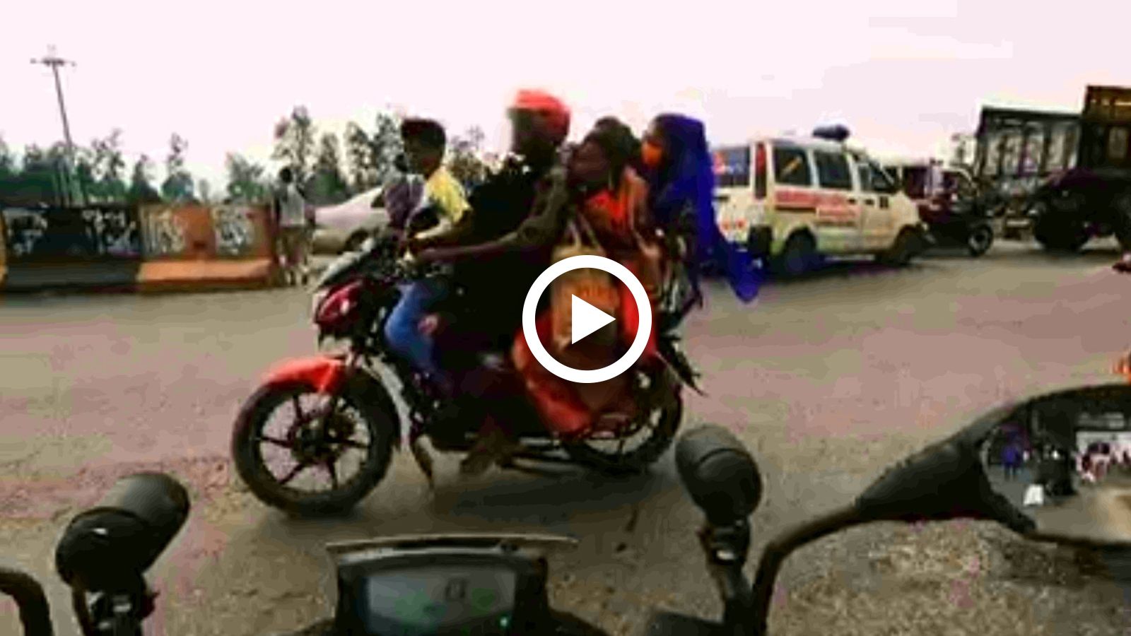VIDEO: Όλο το σόι πάνω στην μοτοσυκλέτα!