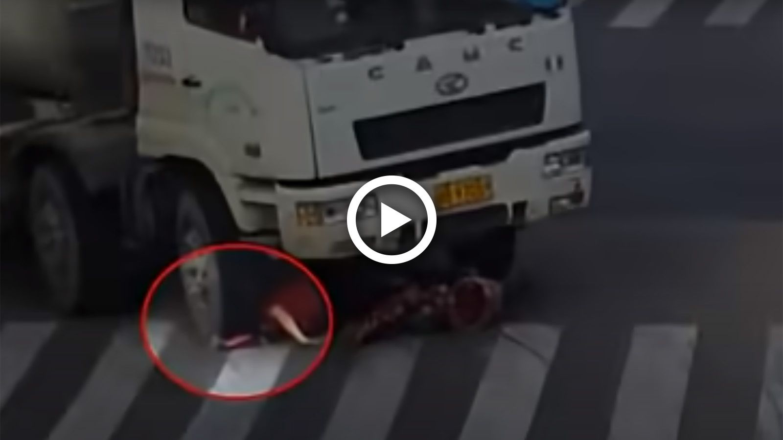 VIDEO: Την πάτησε το φορτηγό και όμως έζησε! 