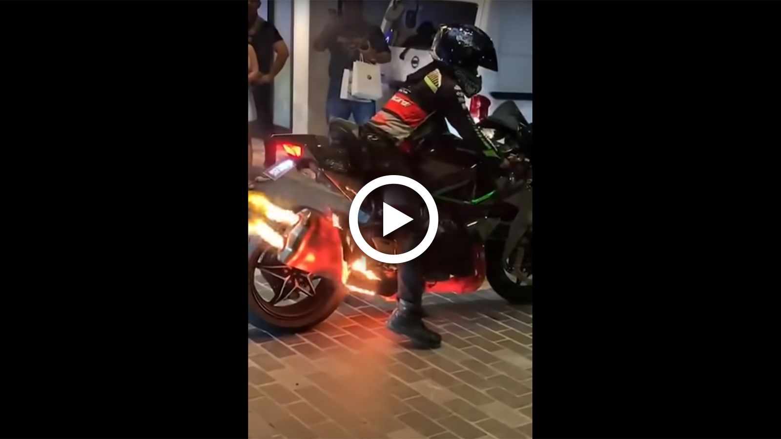 VIDEO: Kawasaki H2 γίνεται... «πυροτέχνημα» για το show