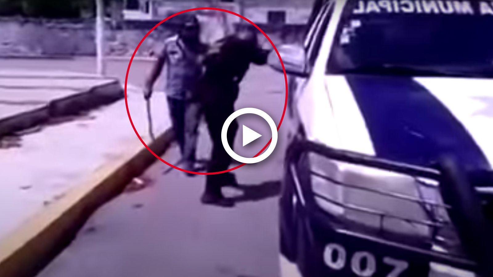 VIDEO: Αναβάτης έδειρε αστυνομικούς με το ίδιο τους το γκλοπ!