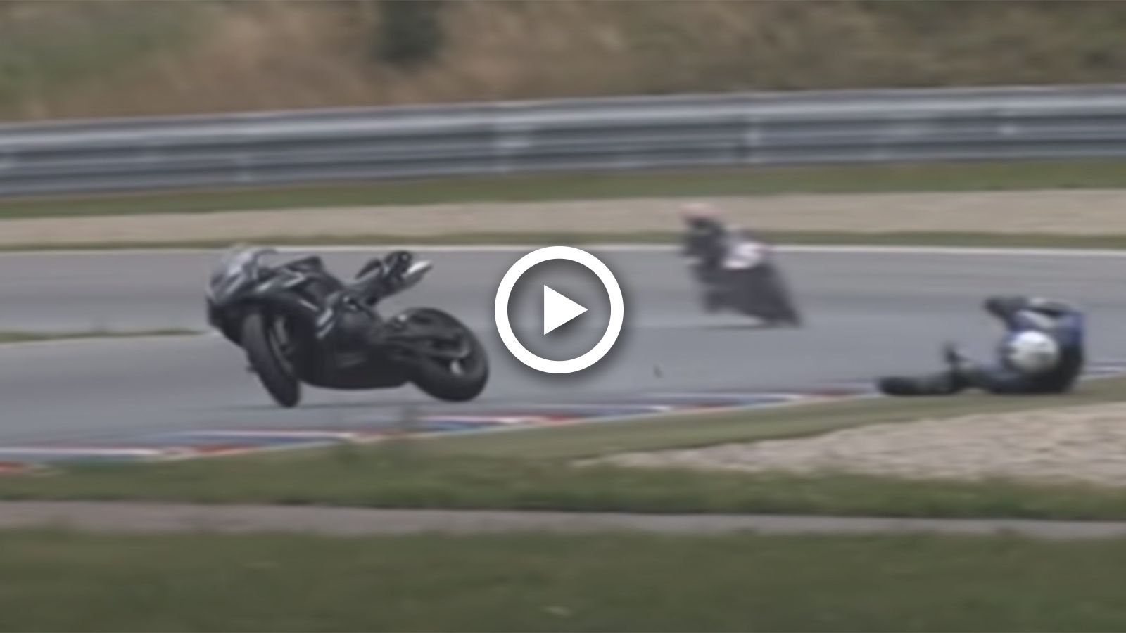 VIDEO: Αυτή η μοτοσυκλέτα... περνά και μόνη της καλά!