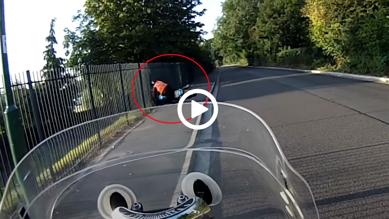 VIDEO: Μαθητευόμενος οδηγός καρφώνεται στη μάντρα σε αναστροφή