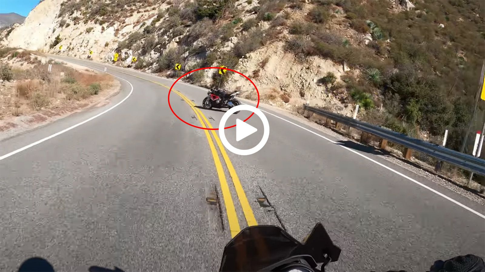 VIDEO: Αναβάτης παραλίγο τρακάρει με «ζόμπι» BMW S1000!