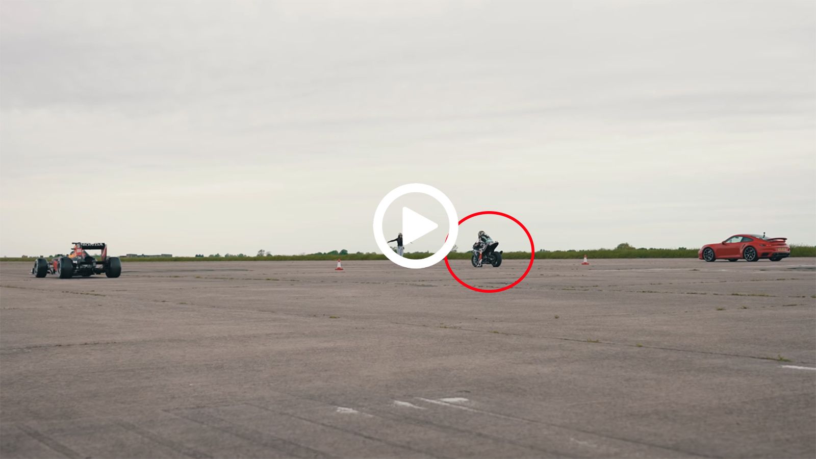 VIDEO: BMW M1000R σε κόντρα με 911 Turbo και... Formula 1!