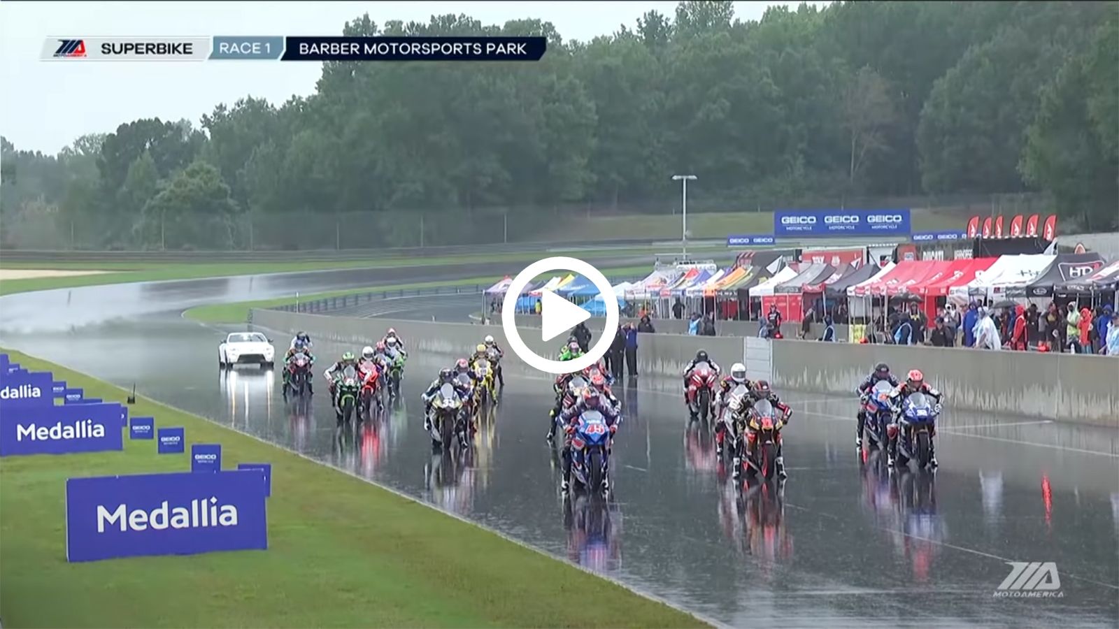 VIDEO: Ανατριχιαστικός αγώνας του AMA με βροχή καρεκλοπόδαρα!