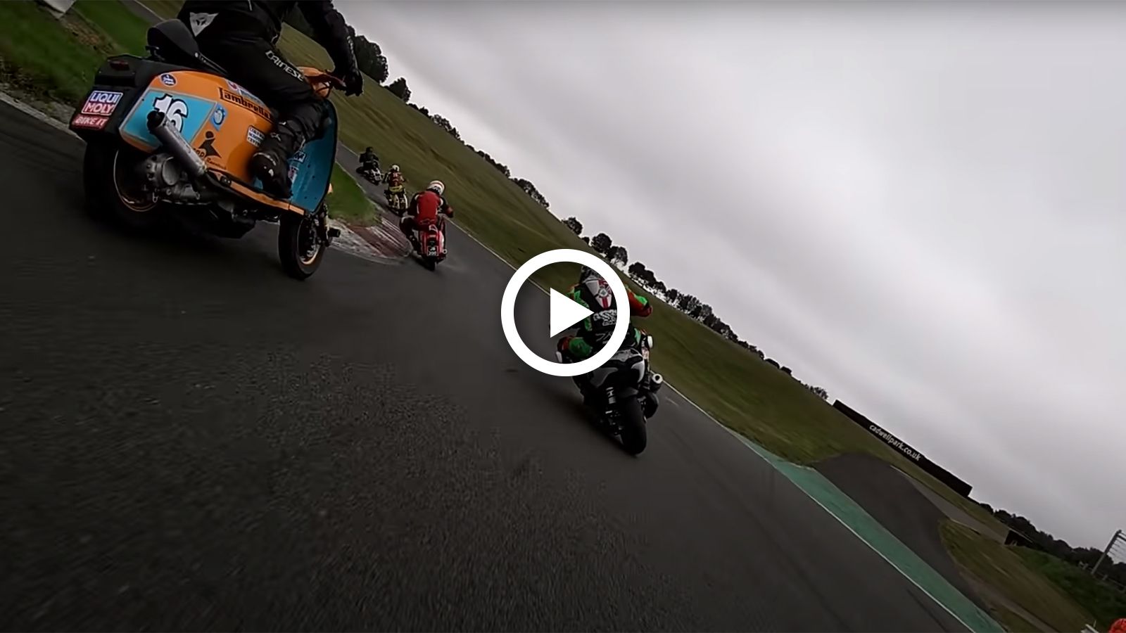 VIDEO: «Τέζα» με scooters στην πίστα του Cadwell Park!
