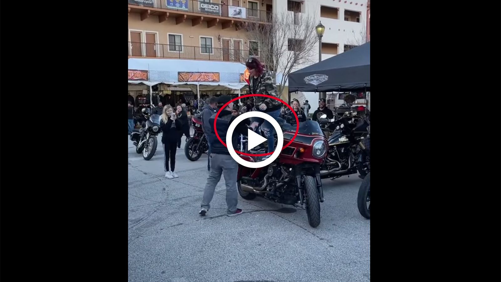 VIDEO: Την άγγιξε και αυτή του έριξε την Harley!