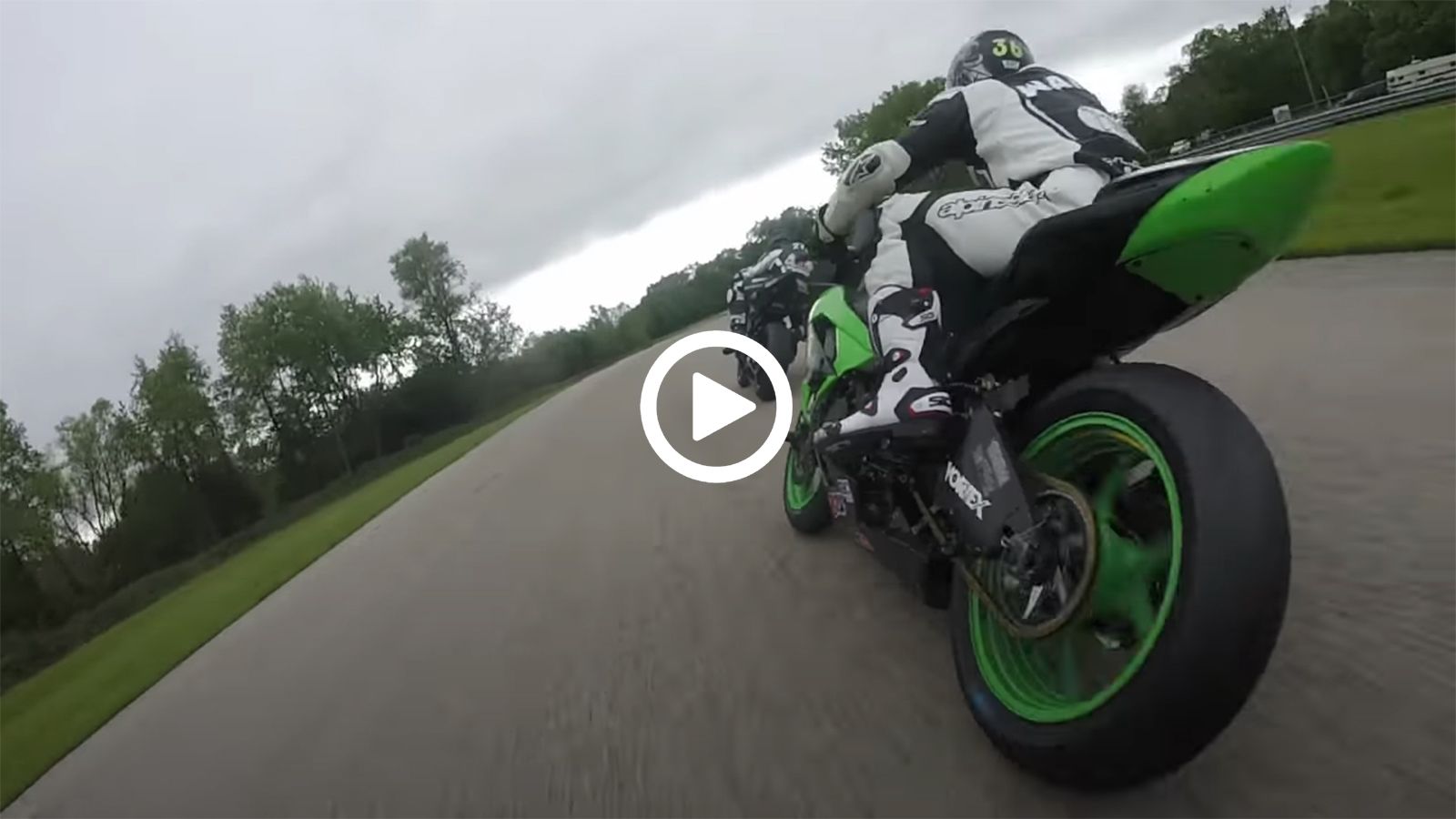 VIDEO: Αναβάτης τρώει γύρο από... παντού!