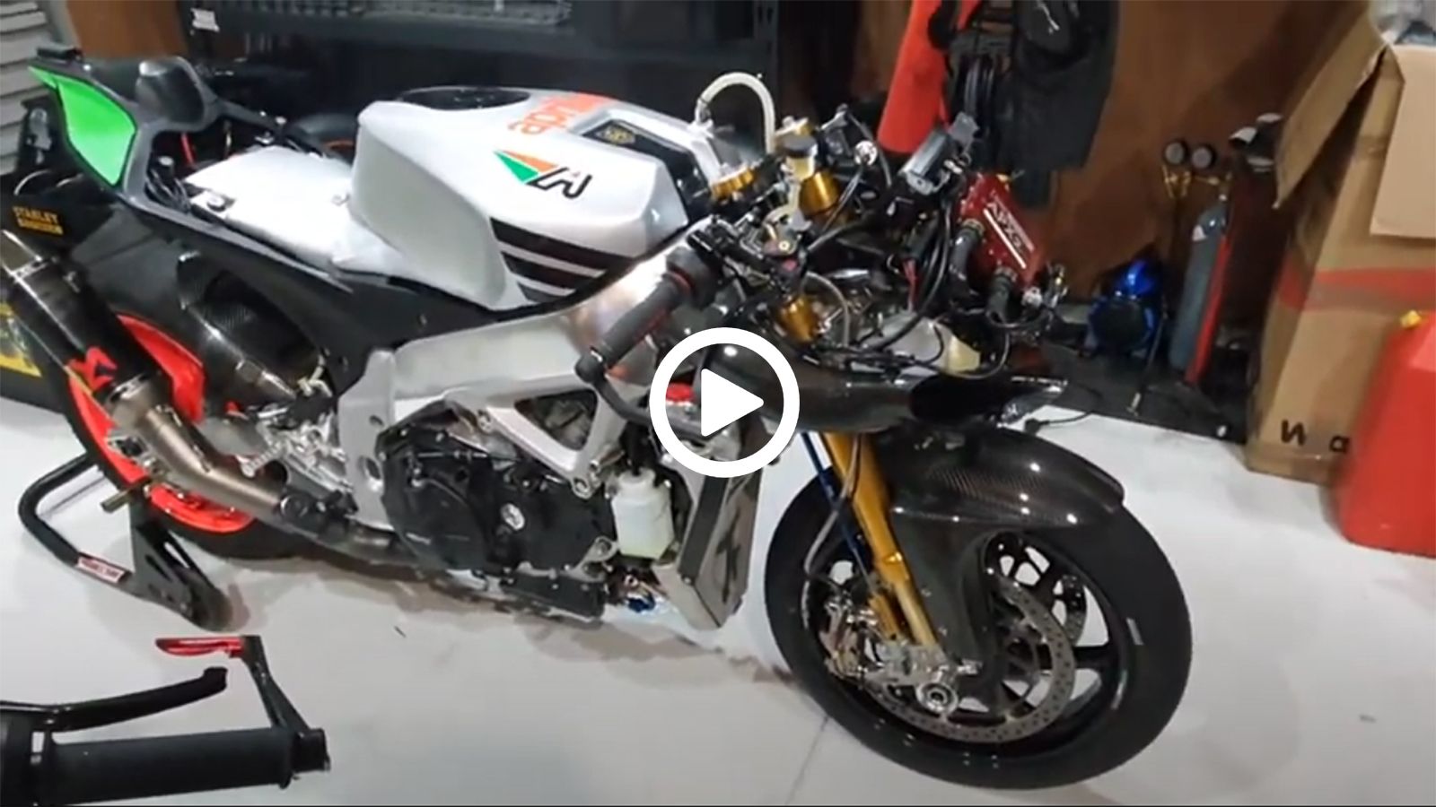 VIDEO: Ο ήχος ενός «όπλου» Aprilia RSV4 με δεκάδες χιλιάρικα «πράμα»