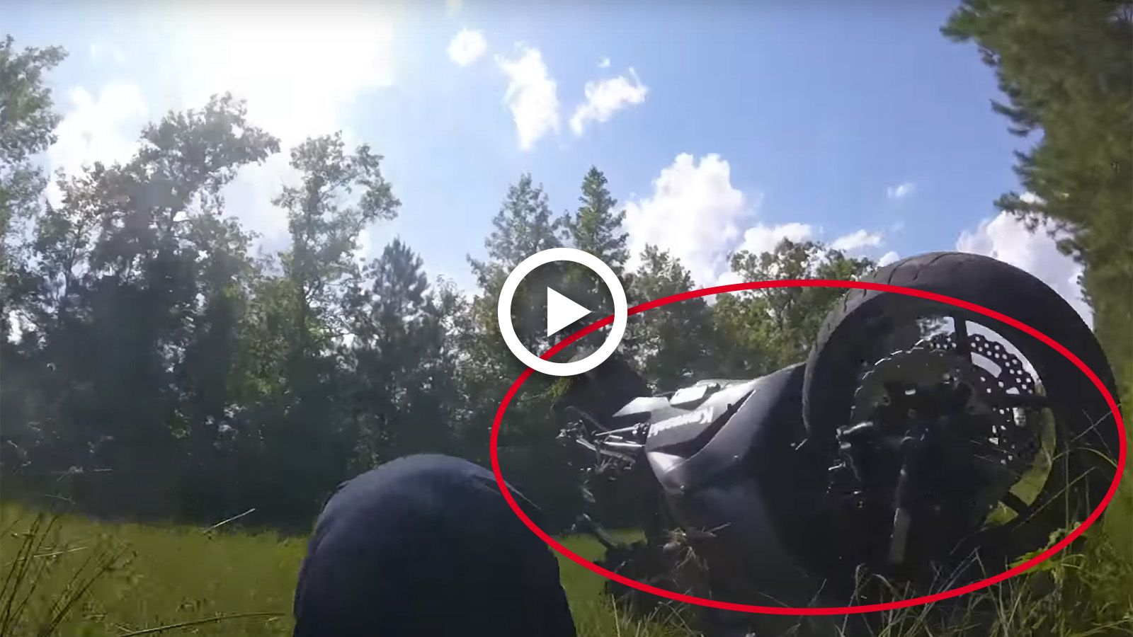 VIDEO: Έπεσε και έφερε και τη μηχανή ανάποδα