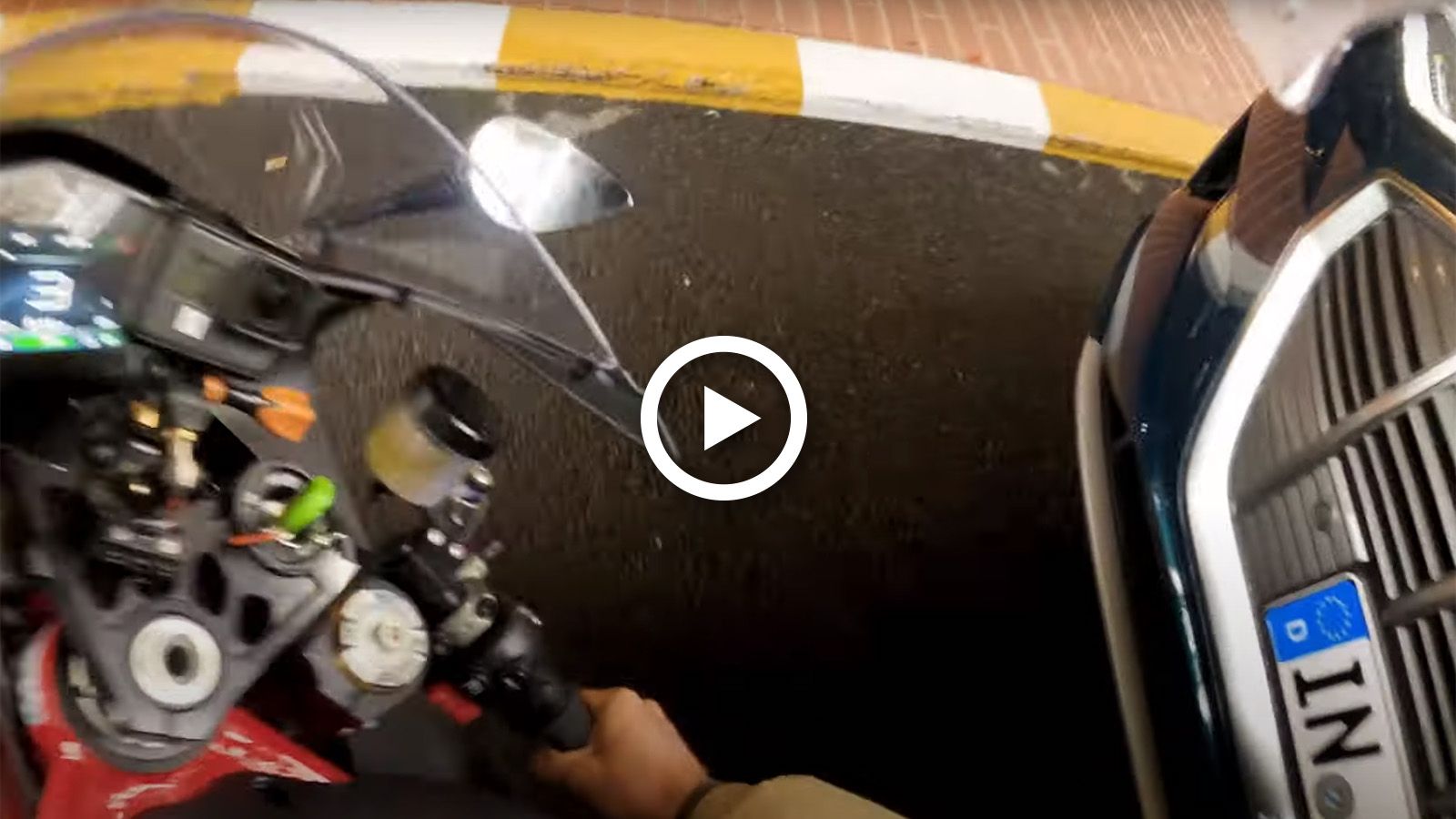 VIDEO: Ο Nico Rosberg πέφτει με την ηλεκτρική του μοτοσυκλέτα