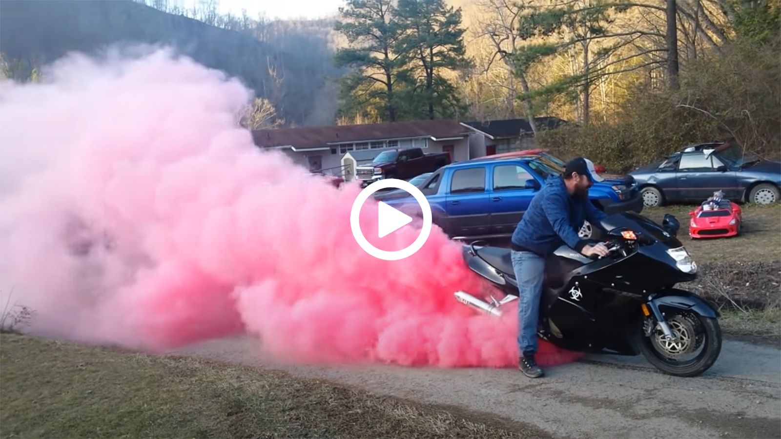 VIDEO: Γιατί αυτή η Blackbird βγάζει ροζ καπνό;